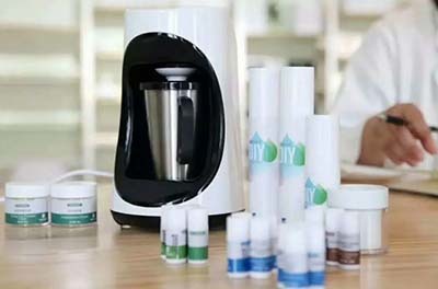 把工厂‘搬进’美容院？！揭秘明星私人定制护肤品的诞生全过程